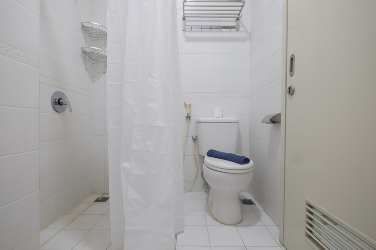 Bathroom 5, Comfy and Minimalist Studio at City Home MOI Apartment By Travelio, North Jakarta