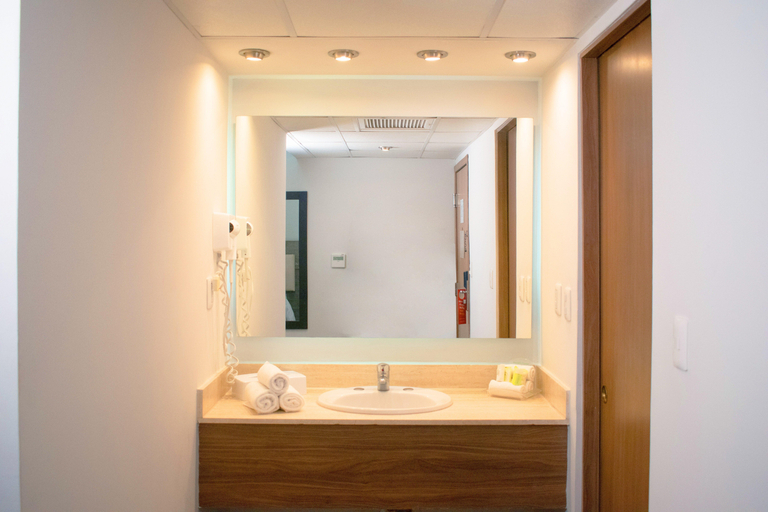 Bathroom 4, voco HERMOSILLO by IHG, Hermosillo