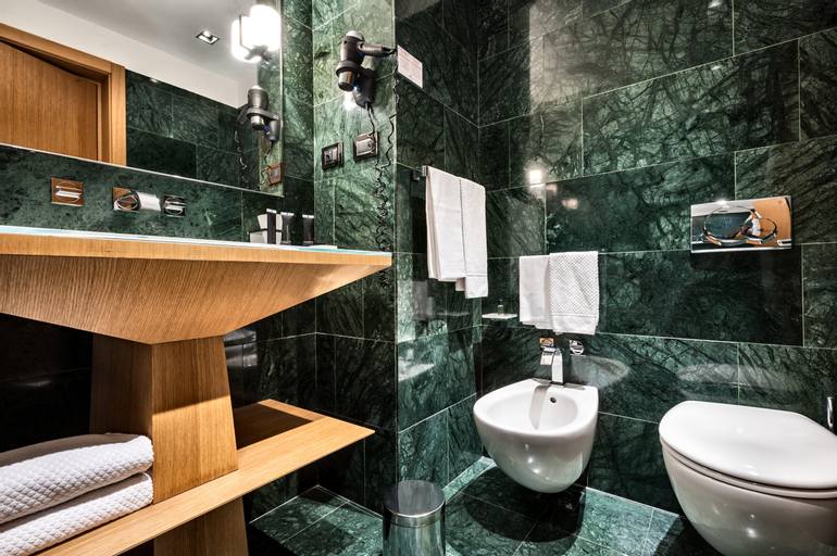 Bathroom 33