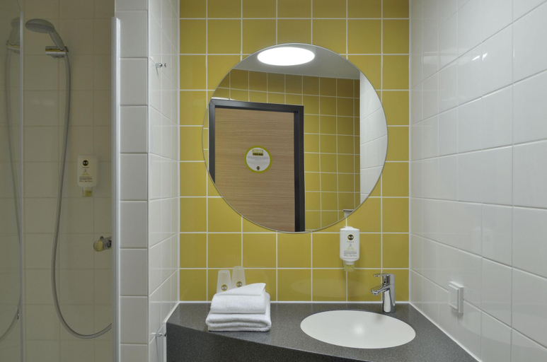 Bathroom 4, B&B Hotel Düsseldorf-City, Düsseldorf