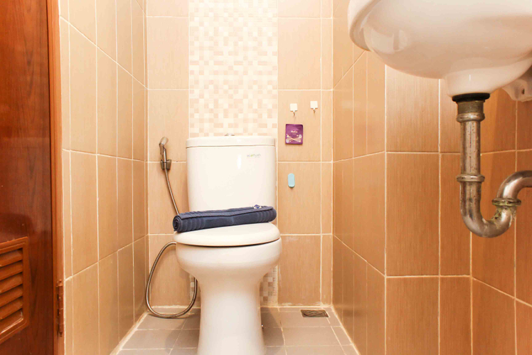 Bathroom 5, Cozy and Tidy Studio at The Enviro Apartment By Travelio, Cikarang