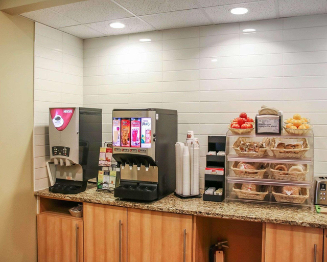 Food & Drinks 4, Econo Lodge Winnipeg South, Division No. 11