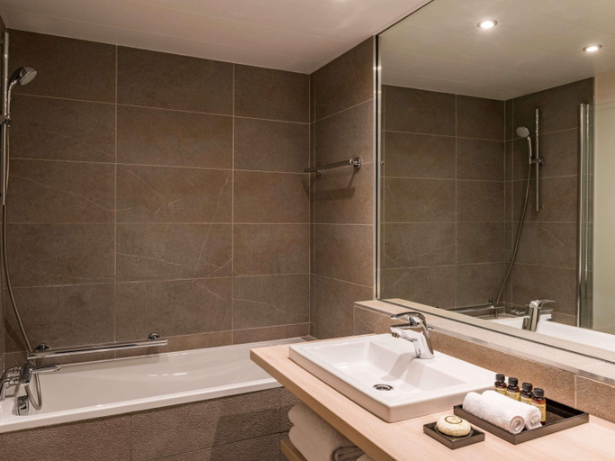 Bathroom 5, Pullman Paris Montparnasse, Paris