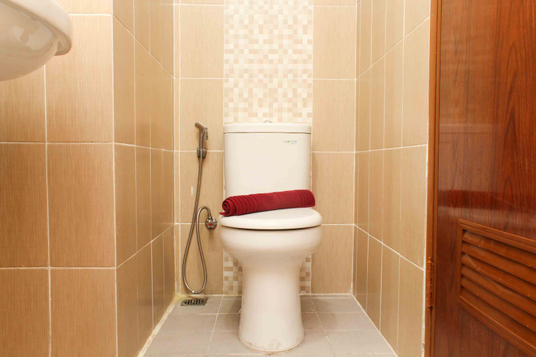 Bathroom 5, Cozy and Spacious Studio at The Enviro Apartment By Travelio, Cikarang
