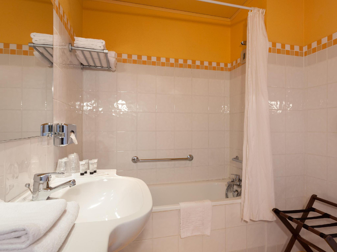 Bathroom 4, Hôtel Logis Gravelines-Dunkerque, Nord