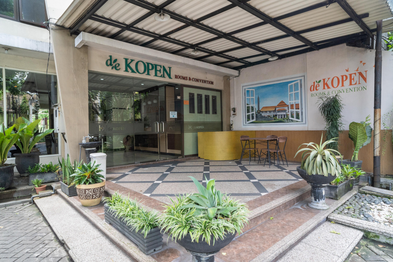 Exterior & Views 2, Urbanview Hotel de Kopen Malang by RedDoorz, Malang
