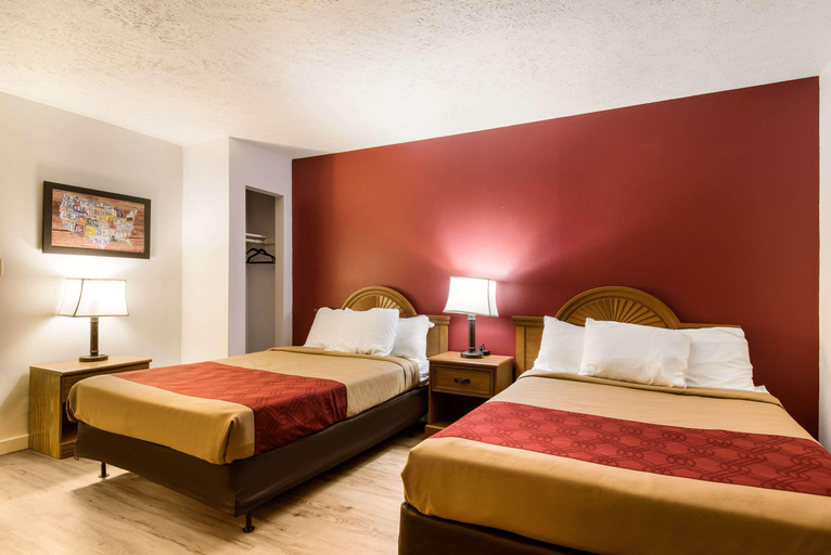 Bedroom 3, Econo Lodge Inn & Suites, Luzerne