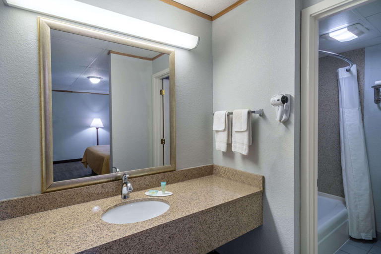Bathroom 5, Pigeon Forge Parkway Inn, Sevier