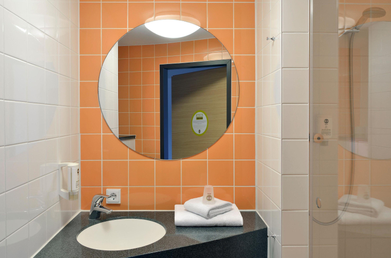 Bathroom 5, B&B Hotel Frankfurt-Nord, Frankfurt am Main