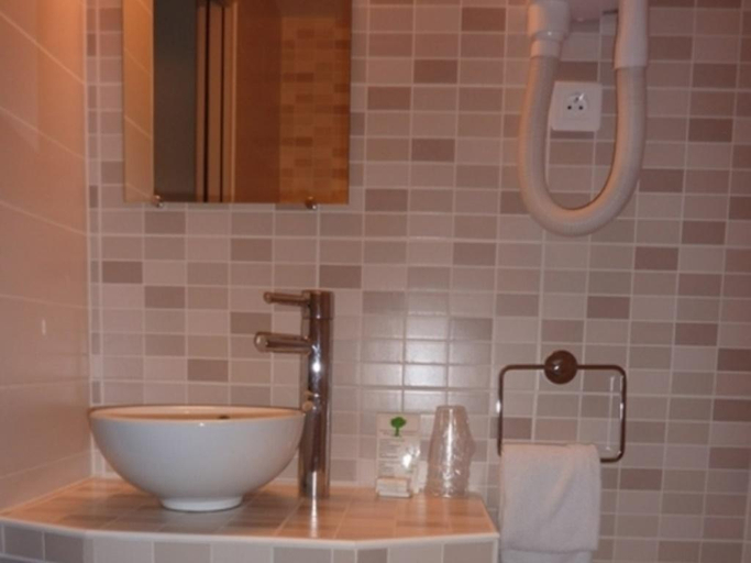 Bathroom 3, Hotel De La Cite Rougemont, Paris
