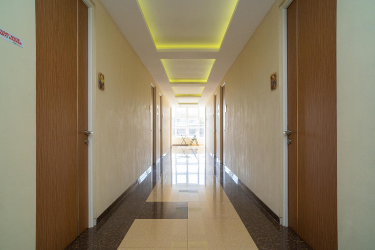 Public Area 2, Urbanview Hotel Omah Anin Batu by RedDoorz, Malang