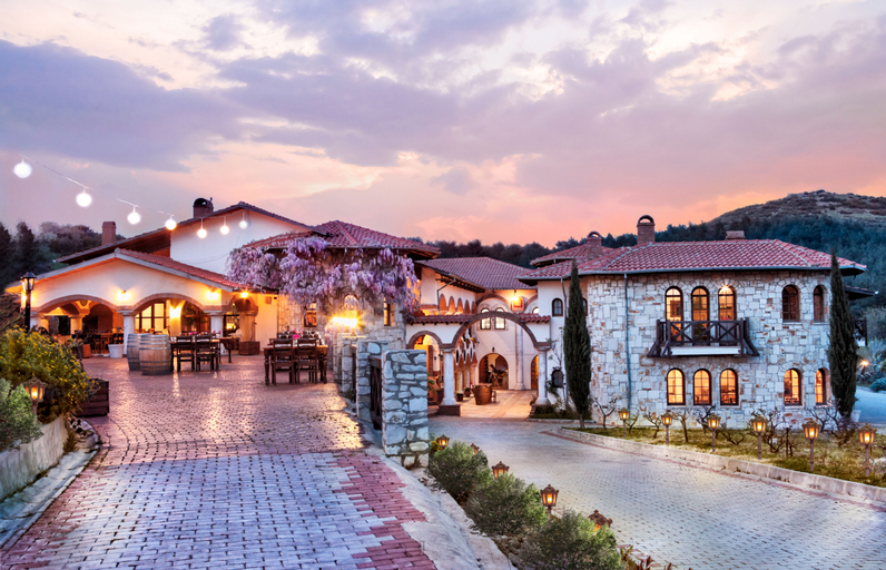 Exterior & Views