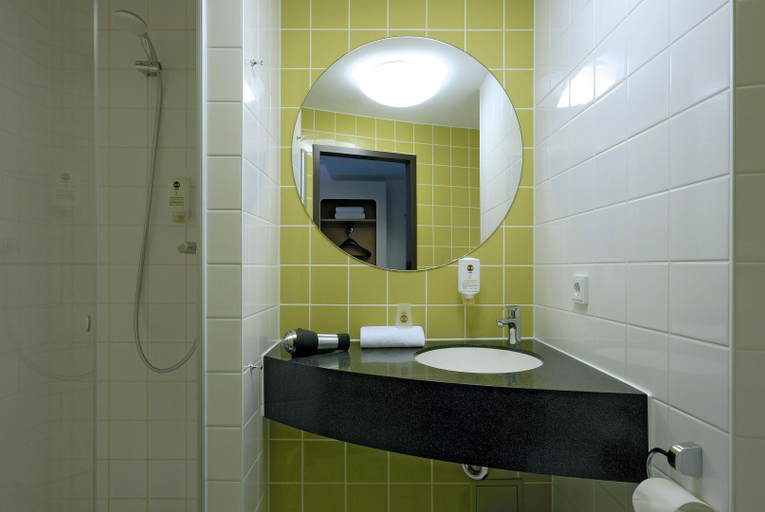 Bathroom 4, B&B Hotel Frankfurt City-Ost, Frankfurt am Main