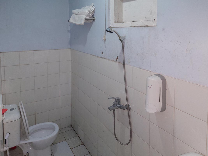 Bathroom 5, Sri Dewi Homestay RedPartner, Probolinggo