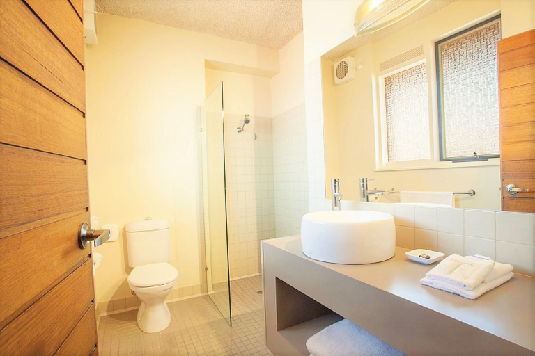 Bathroom 5, Sovereign Park Motor Inn, Ballarat - Central