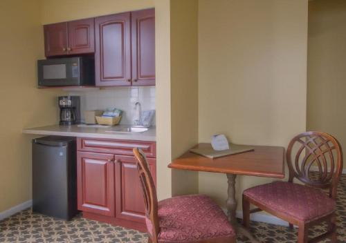 Overlook Beautiful Narragansett Bay - Historic Victorian Inn - Resort Suites, Newport