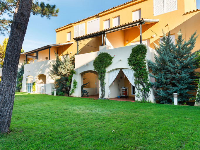 Sun-kissed Holiday Home in Islantilla with Swimming Pool, Huelva