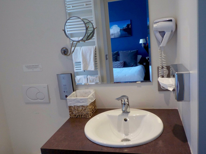 Bathroom 4, Logis Hotel De Bretagne, Ille-et-Vilaine