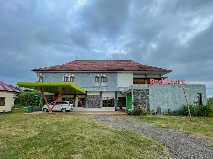 Exterior & Views 2, RedDoorz @ Jalan Raya Kuta Lombok Mandalika, Lombok