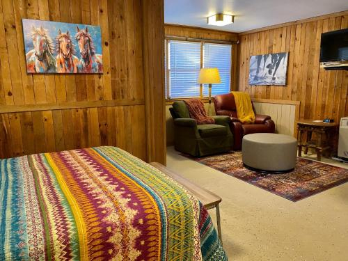 The Last Resort - Recently Refurbished Cute Horse-Themed Cabin, No Frills, Wilkes