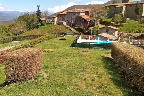 Castagnola Apartment Sleeps 9 with Pool and WiFi, Lucca