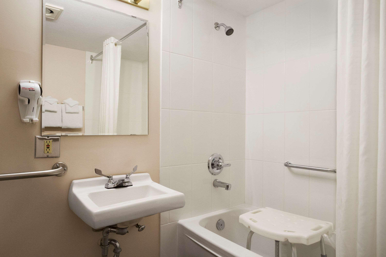 Bathroom 4, Quality Inn & Suites Vernon, North Okanagan
