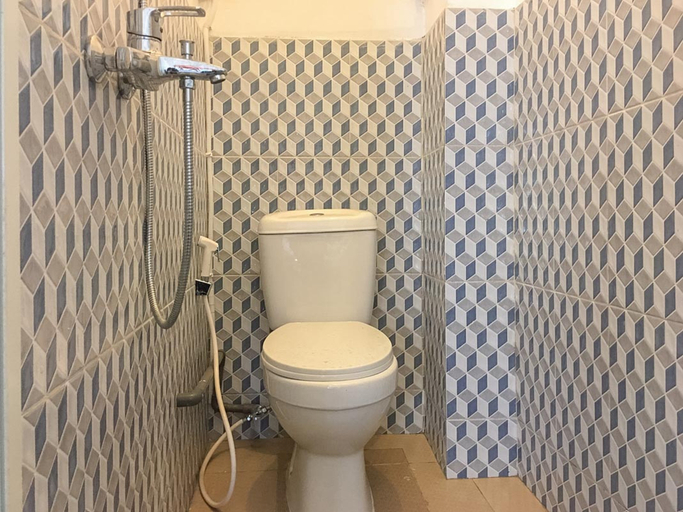 Bathroom 4, RedDoorz near RS Mitra Keluarga Waru, Sidoarjo