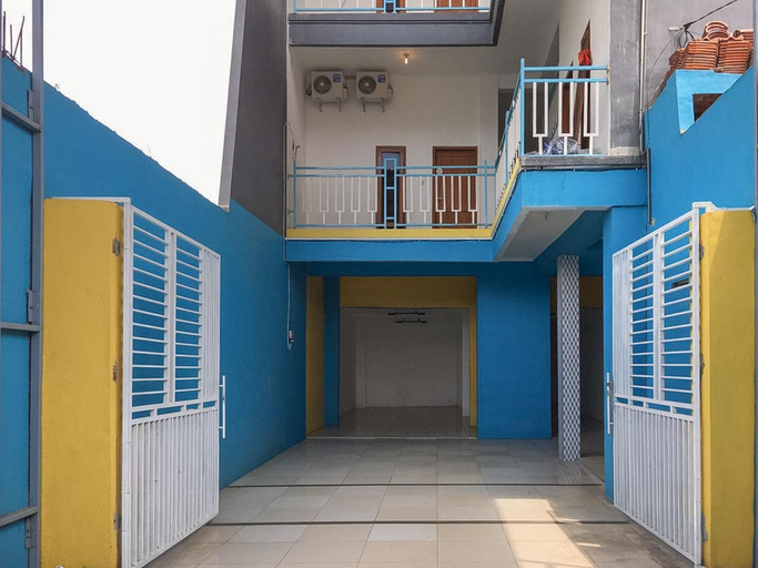 Exterior & Views 2, RedDoorz near RS Mitra Keluarga Waru, Sidoarjo