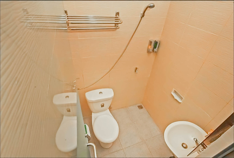 Bathroom, Urbanview Hotel Bagoes Sintang by RedDoorz, Sintang