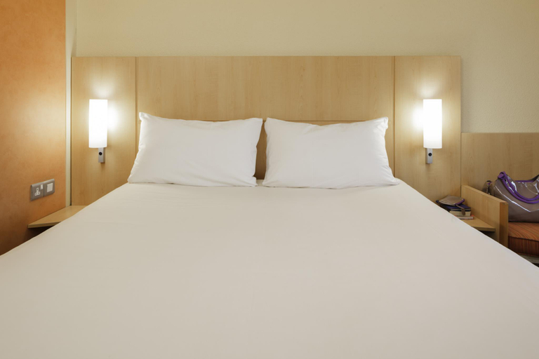 Bedroom 3, Ibis Cardiff Centre Hotel, Cardiff