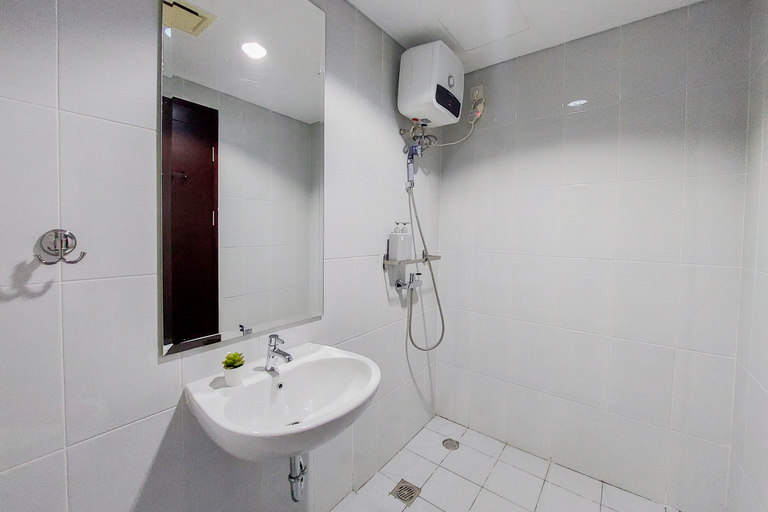 Bathroom 5, Comfort Studio at Casa De Parco Apartment By Travelio, Tangerang