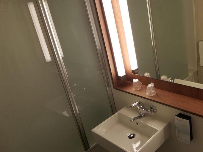 Bathroom 2, Campanile Montlucon Saint Victor Hotel, Allier