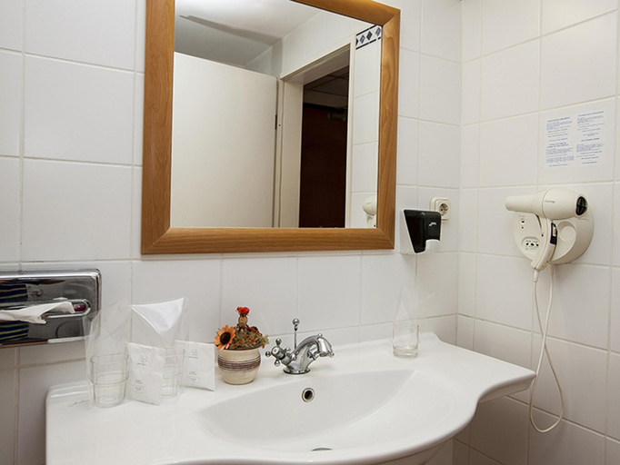 Bathroom 4, Hotel Mediterran, Budapesti