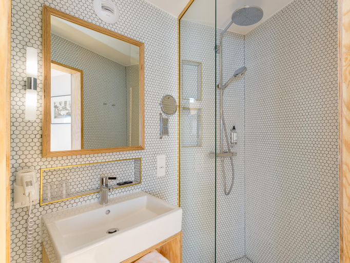 Bathroom 4, Montholon, Paris