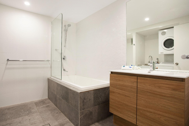 Bathroom 3, Mariner Bay Apartments, Byron