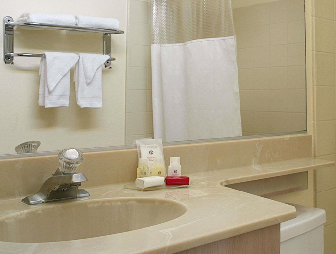 Bathroom 3, Ramada by Wyndham Los Angeles/Wilshire Center, Los Angeles