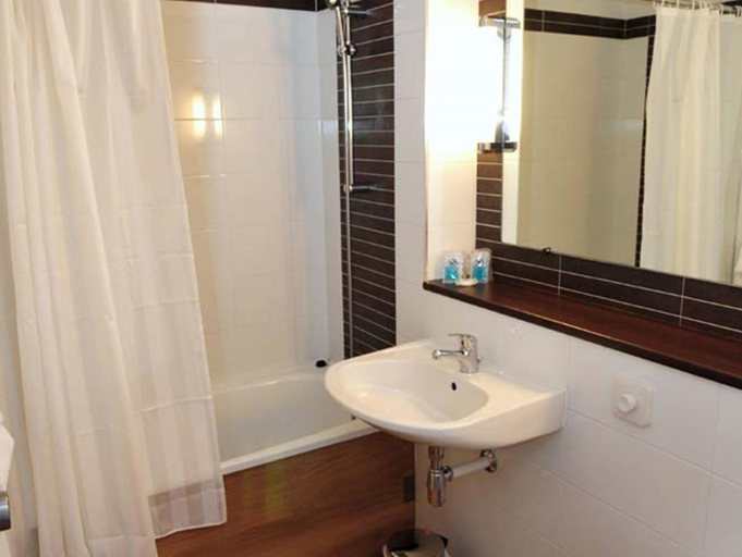 Bathroom 3, Inter-Hotel Biarritz Aeroport Amarys, Pyrénées-Atlantiques
