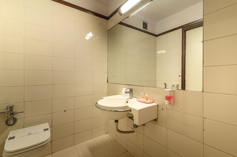 Bathroom 4, Budget Inn Bellevue, Surat