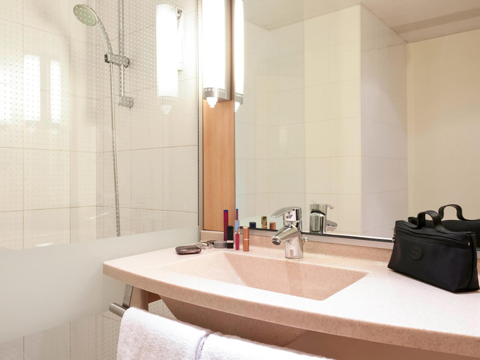 Bathroom 5, ibis Bordeaux Lac, Gironde