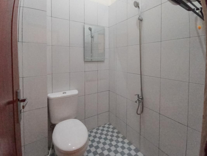 Bathroom 4, RedDoorz Syariah near Sentani City Square, Jayapura