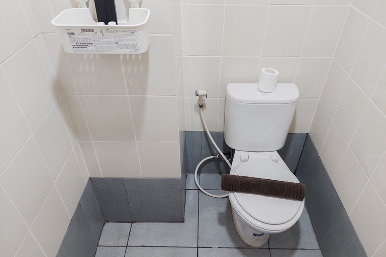 Bathroom 5, Nice Studio Room at Akasa Pure Living BSD Apartment By Travelio, South Tangerang