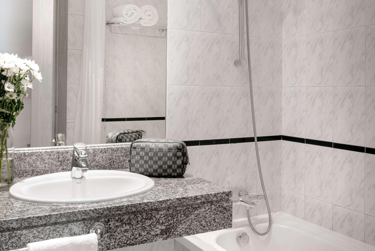 Bathroom 5, Ramada by Wyndham Madrid Tres Cantos, Madrid