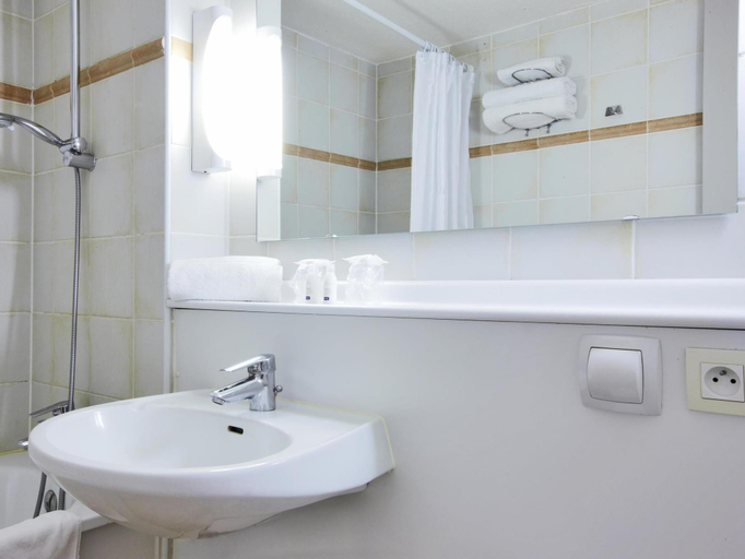 Bathroom 3, Kyriad Avignon - Cap Sud, Vaucluse