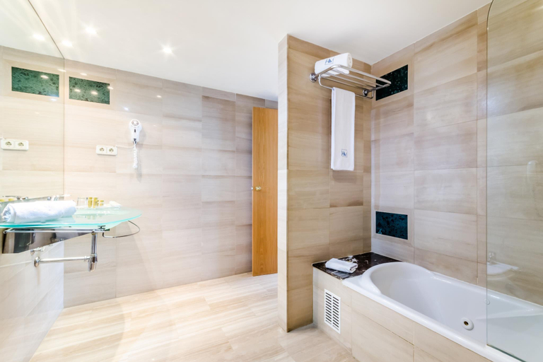 Bathroom 3, Hotel Exe Barbera Parc, Barcelona