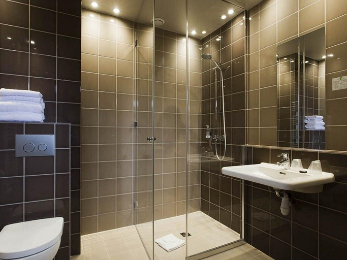 Bathroom 4, Hotel Libertel Gare de l'Est Francais, Paris