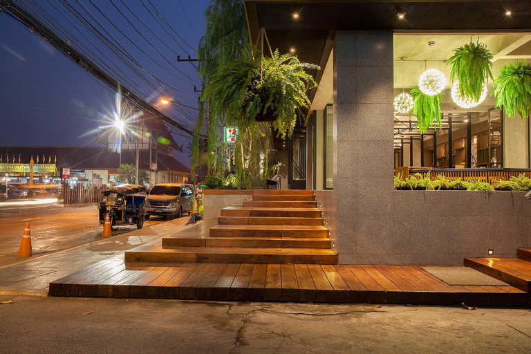 Exterior & Views 12