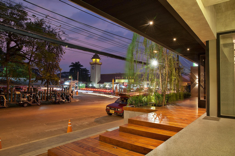 Exterior & Views 13