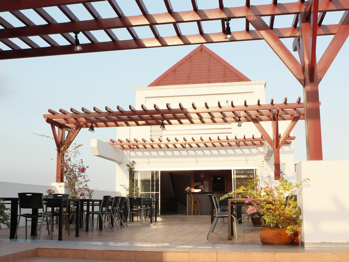 Exterior & Views 24
