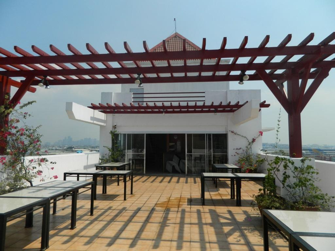 Exterior & Views 28