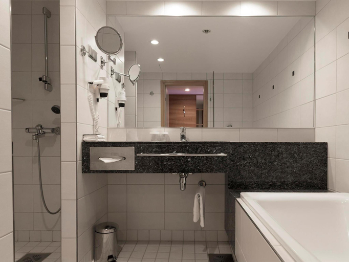 Bathroom 4, Hilton Helsinki Kalastajatorppa, Uusimaa